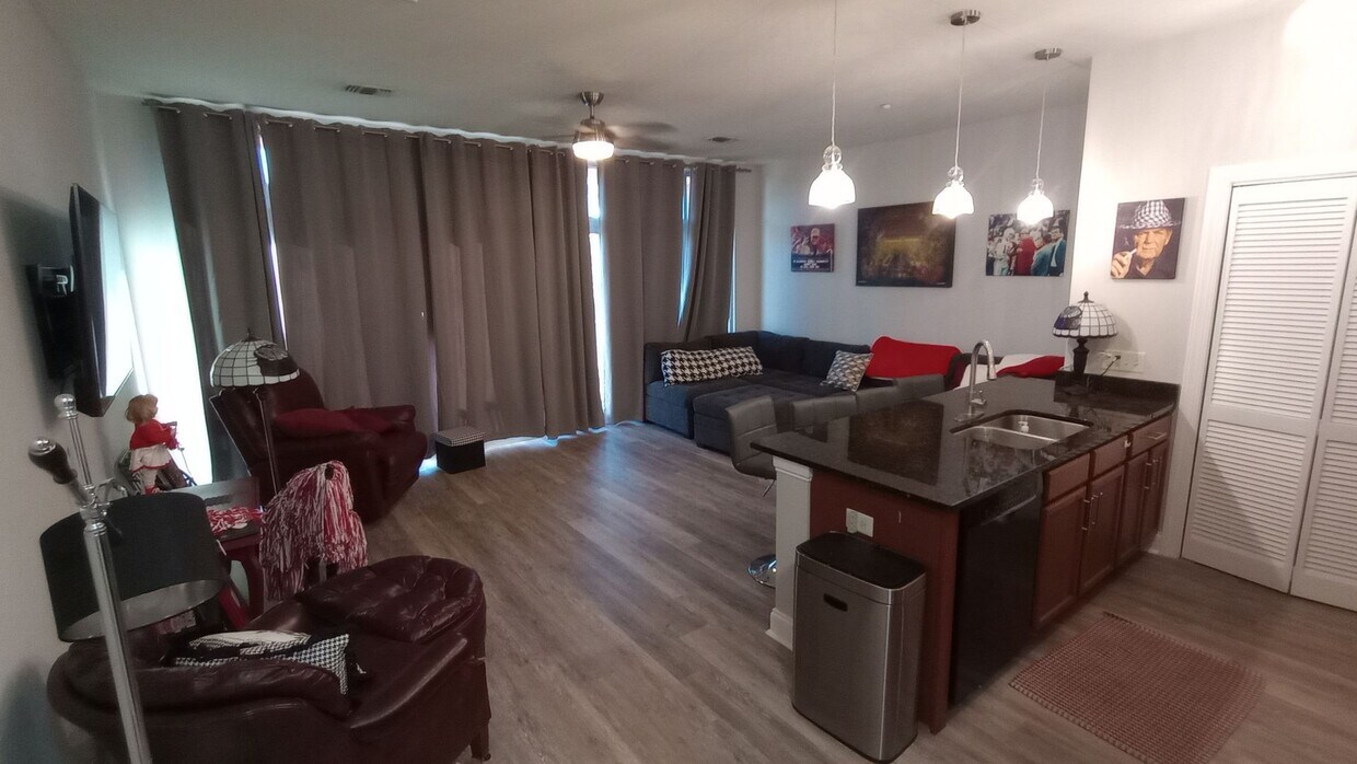 Foto principal - 2 bedroom 2 bath Condo on Campus