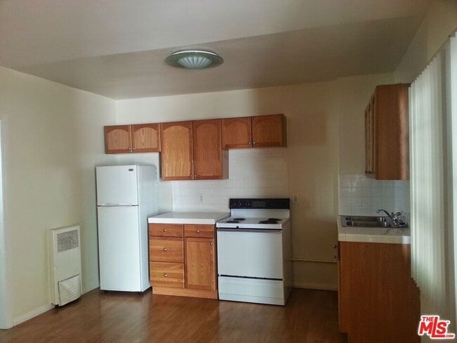 Building Photo - 615 N Rossmore Ave