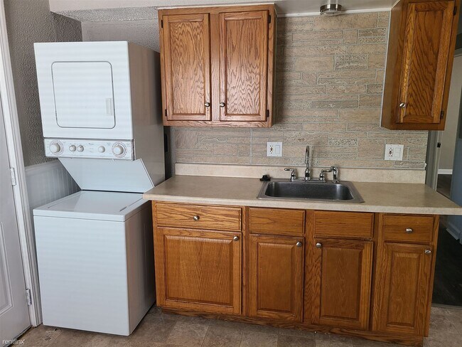 Foto del edificio - 2 br, 1 bath House - 585 E Kalama Ave
