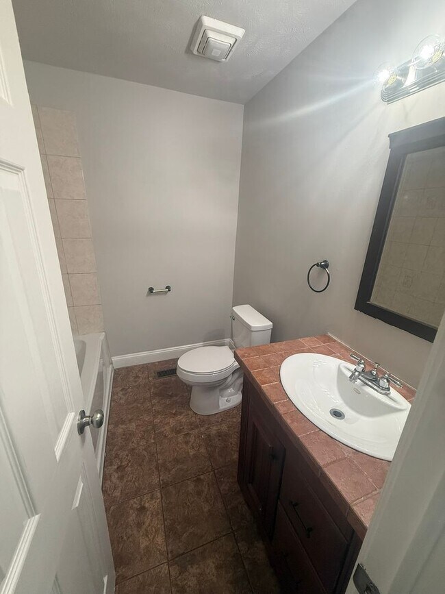 Foto del edificio - 4-bedroom, 2 full bathroom, 1 story house