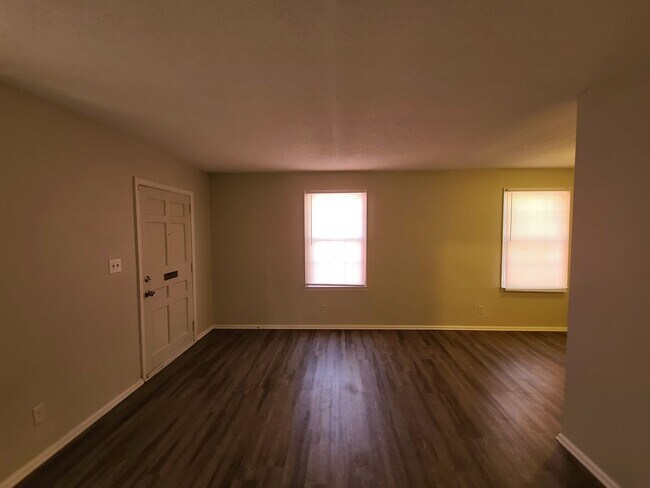 Building Photo - 2 bedroom 1 bath house off Gulf Beach Hwy!