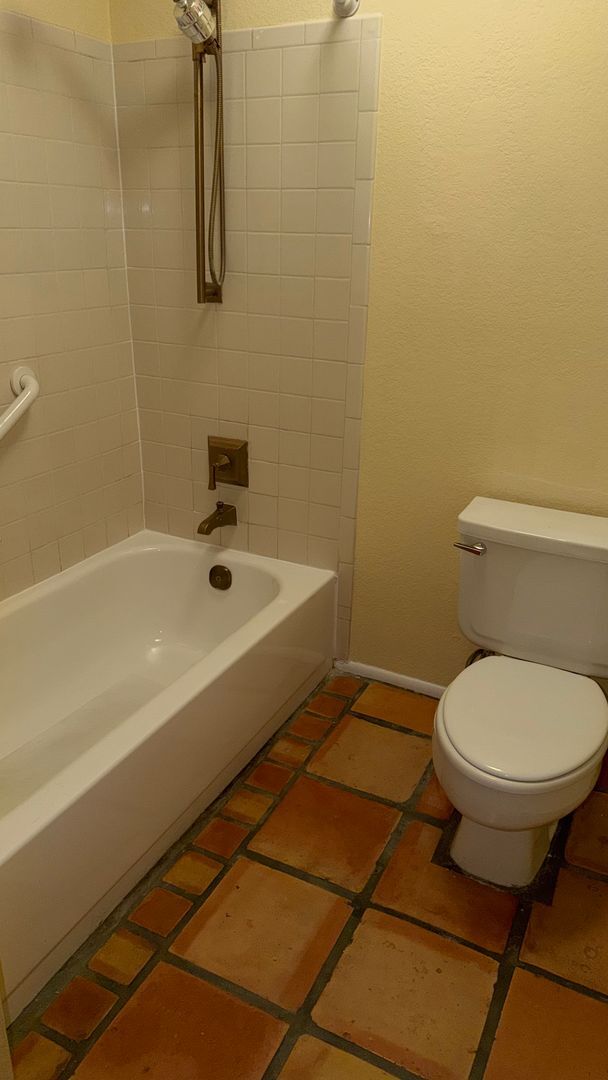 Foto del edificio - Spacious Towhhouse with Sautillo Tile