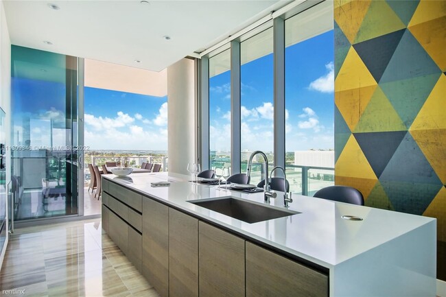 Building Photo - 2 br, 2.5 bath Condo - 6901 Collins Ave Un...