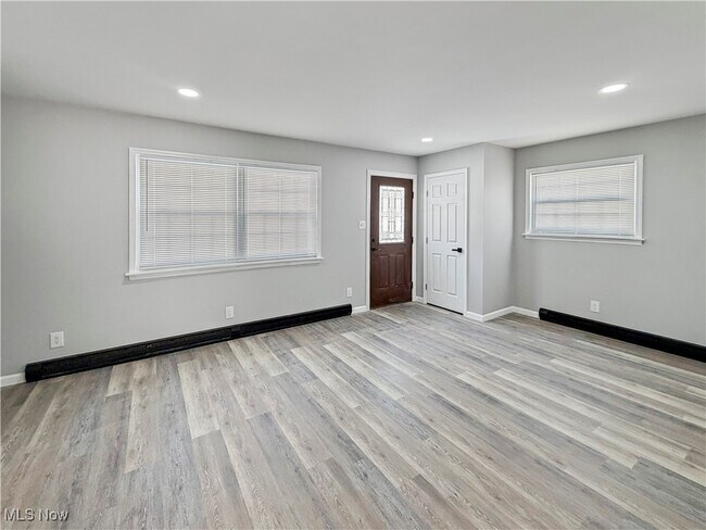 Building Photo - 54 Juanita St