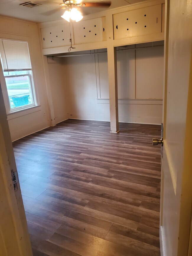 Dormitorio - 222 W Murrill St