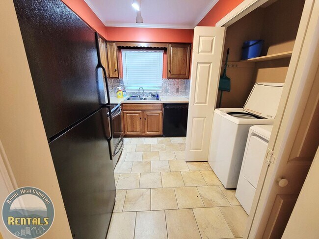 Foto del edificio - Charming 2BR/1.5BA Townhome Near the Greenway!