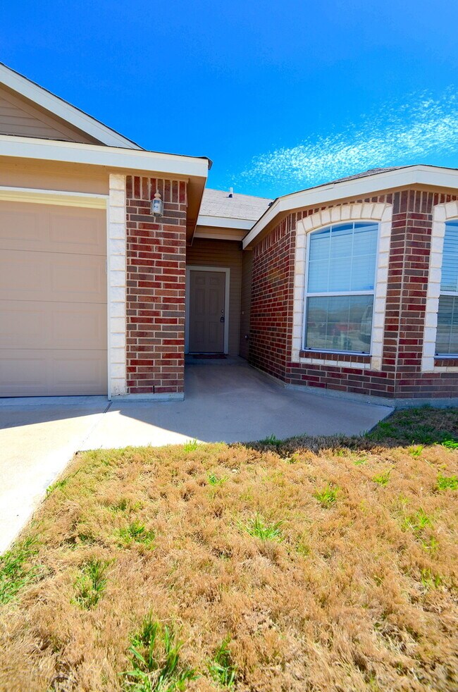 Building Photo - GORGEOUS 4 BED/2 BATH HOME IN HOUSE CREEK!!