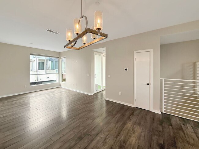 Foto del edificio - Stunning 3BD/3.5BA Townhome in Ocean Beach with 2-Car Garage, Private Balcony & In-Unit Laundry