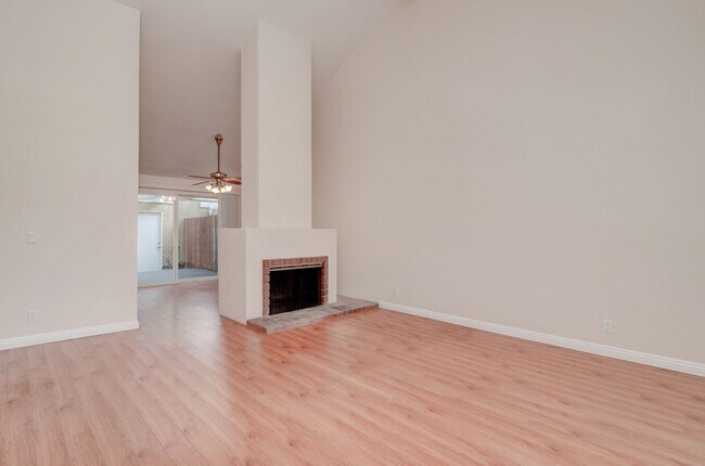Building Photo - Spacious End-Unit 2 Bed, 2 Bath with Den For Lease in Irvine