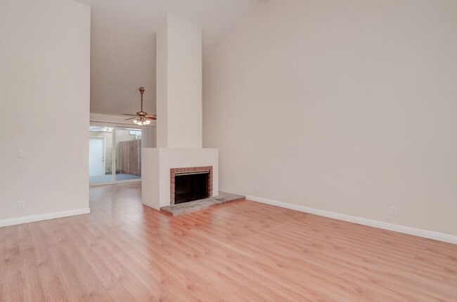 Foto del edificio - Spacious End-Unit 2 Bed, 2 Bath with Den For Lease in Irvine