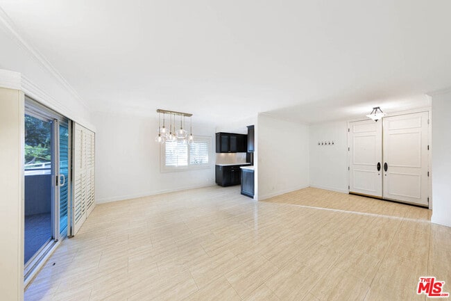 Building Photo - 1131 Alta Loma Rd