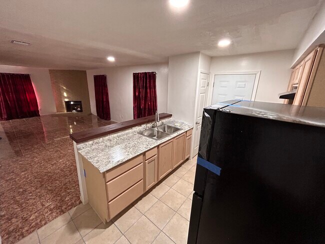 Cocina. nuevos electrodomésticos, entrada al puerto de automóviles - 4019 Springmeadows St