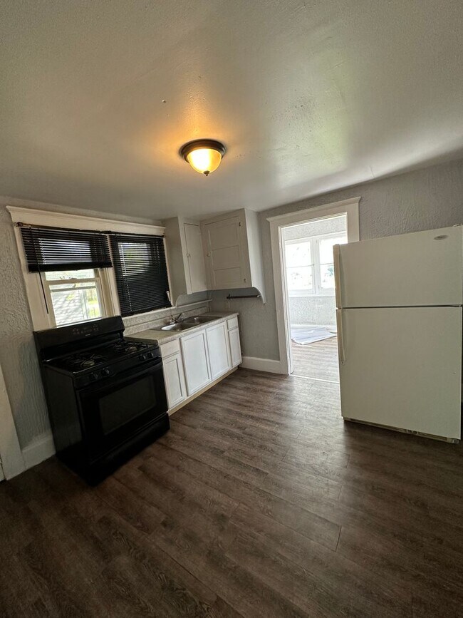 Building Photo - 2-bedroom single family