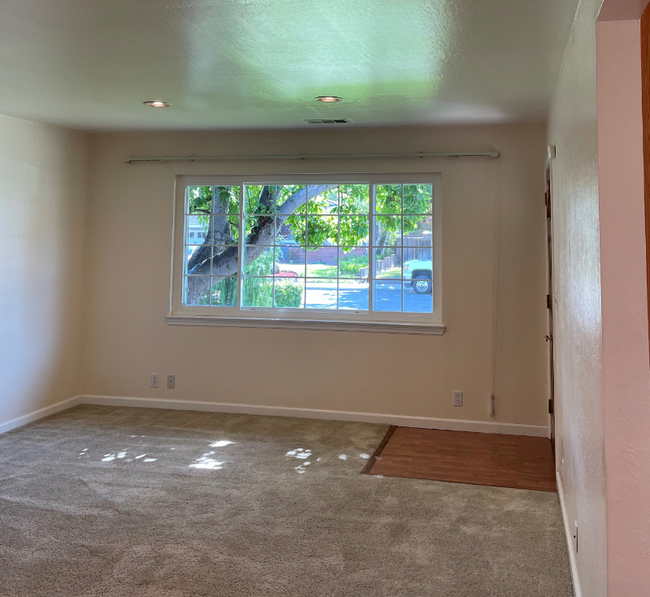 Building Photo - 2134 Briarwood Dr