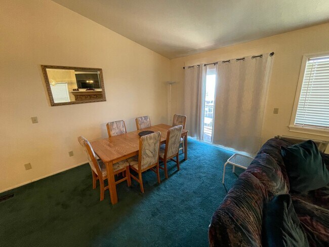 Building Photo - Beautiful townhome available now!