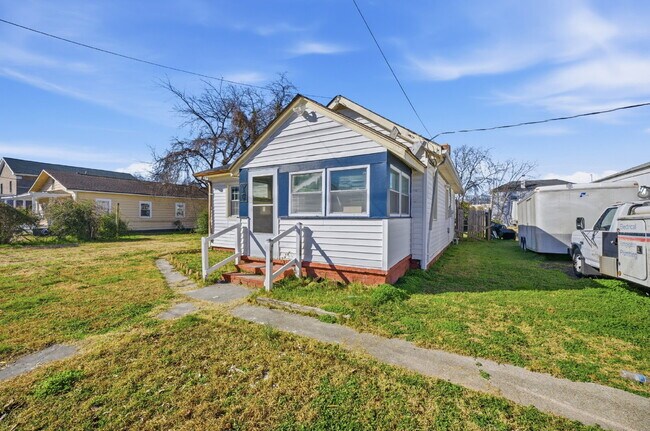 Foto del edificio - GORGEOUSLY REMODELED 2 BED HOUSE FOR RENT IN HAMPTON!