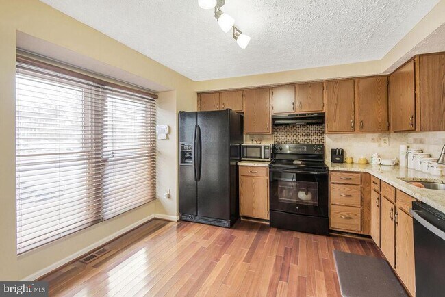 Building Photo - 6121 Cedar Wood Dr