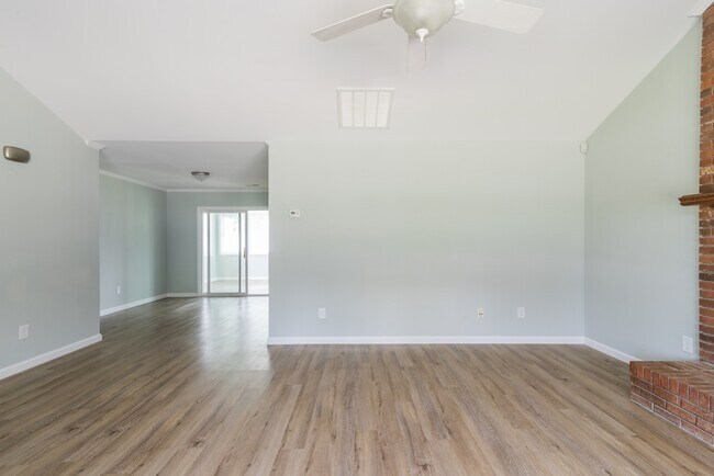 Foto del edificio - 578 Tryon Pl