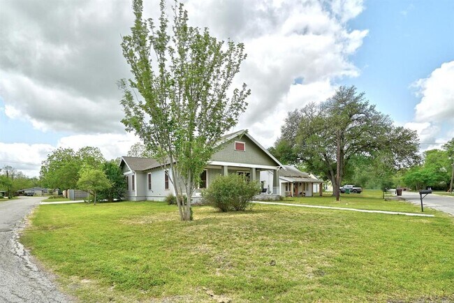 Building Photo - 1200 Woodlawn St