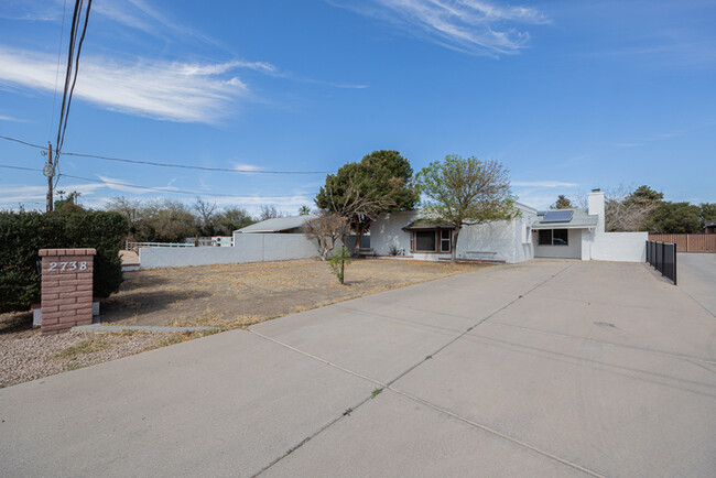 Building Photo - 2738 W Belmont Ave