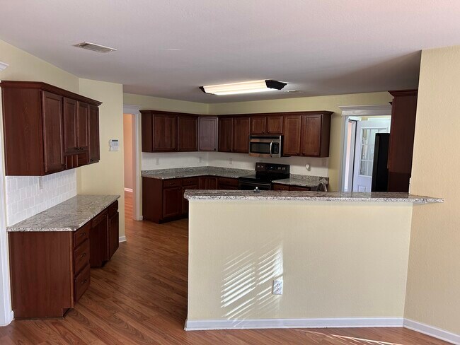 Foto del edificio - 104 Rosales Dr