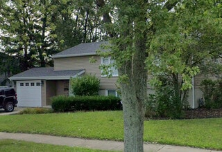 Building Photo - 8925 Golfview Dr