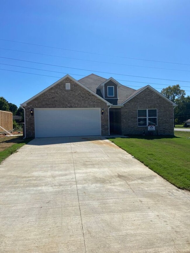 Building Photo - Three Bedroom | Two Bathroom Home in Fairv...