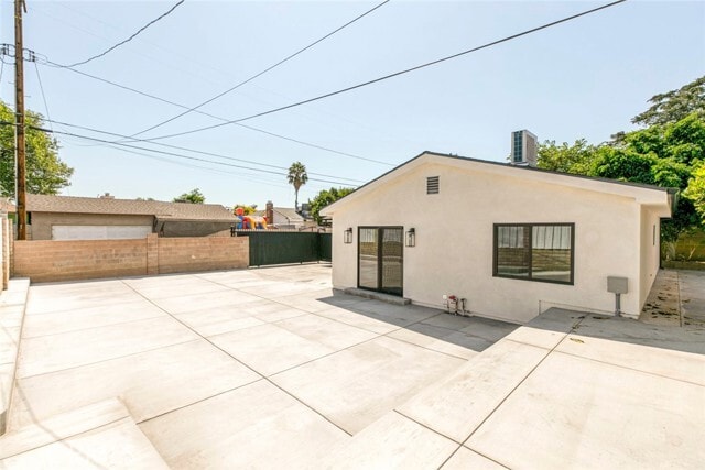 Primary Photo - 10446 Woodley Ave