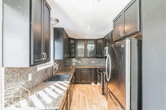 Foto del edificio - SELF TOUR NOW! - 2813 Sutherland Dr, Thomp...