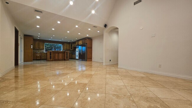 Foto del edificio - Exquisite 4 Bedroom + Office Single-Level Residence with Pool/BBQ in a Prime South-of-the-Bouleva...