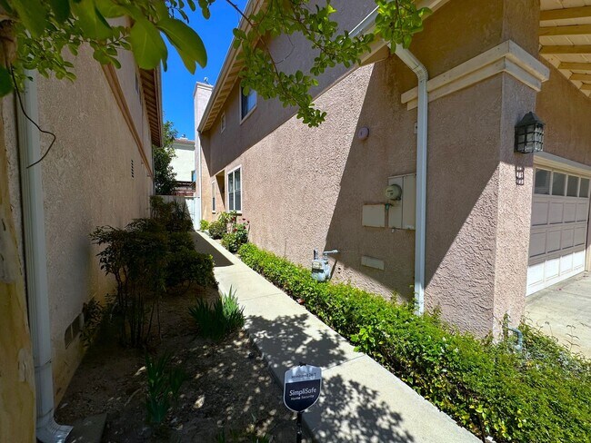 Foto del edificio - Spacious 4 Bed, 3 Bath Townhome in Gated W...