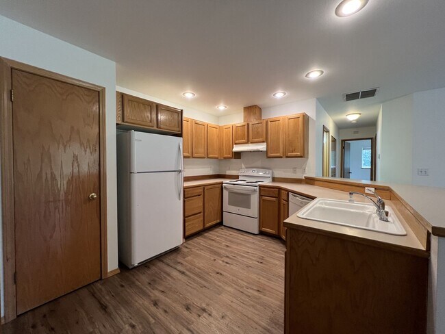 Foto del edificio - Single Story 2 Bdrm Duplex - Near Lake Goo...
