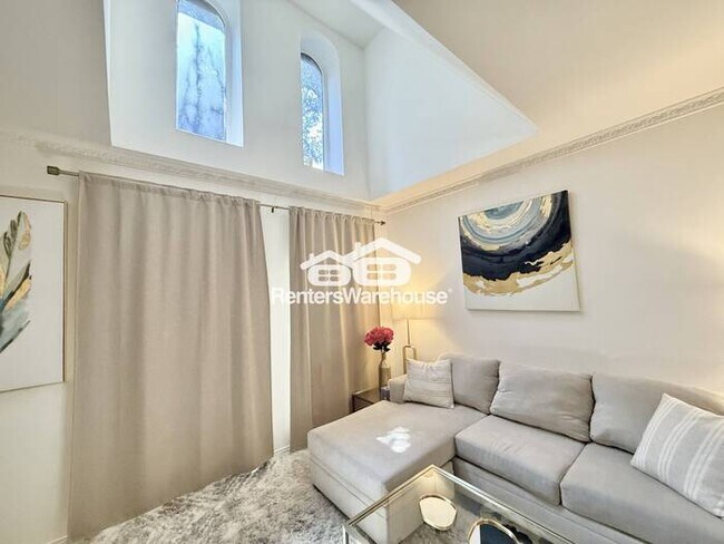 Foto del edificio - Coming soon!! showings Start 6/13..... Ful...