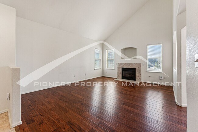 Foto del edificio - Spacious Home with Fenced Yard and Central AC