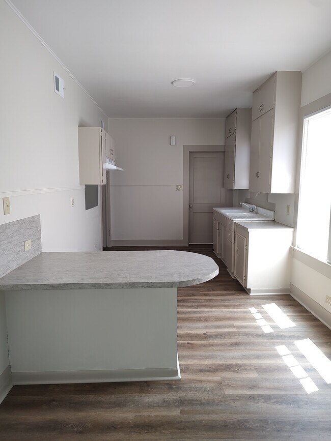 Kitchen - 210 Clara St