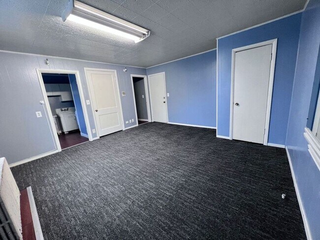 Building Photo - 4th Ave 609-SF