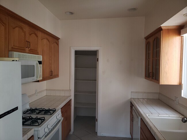 Building Photo - 217 S Doheny Dr