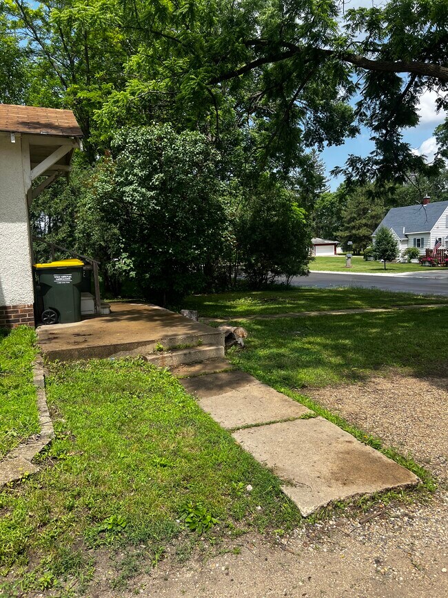 1304 6th St SW Unit A, Willmar, MN 56201 Apartments in Willmar, MN