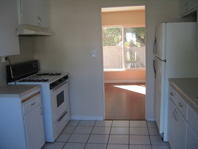 Building Photo - Charming 2BR DPLX with TWO (2) Garages in ...