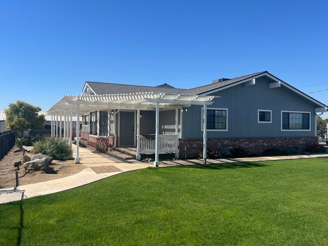Primary Photo - Beautiful Country Home For Rent