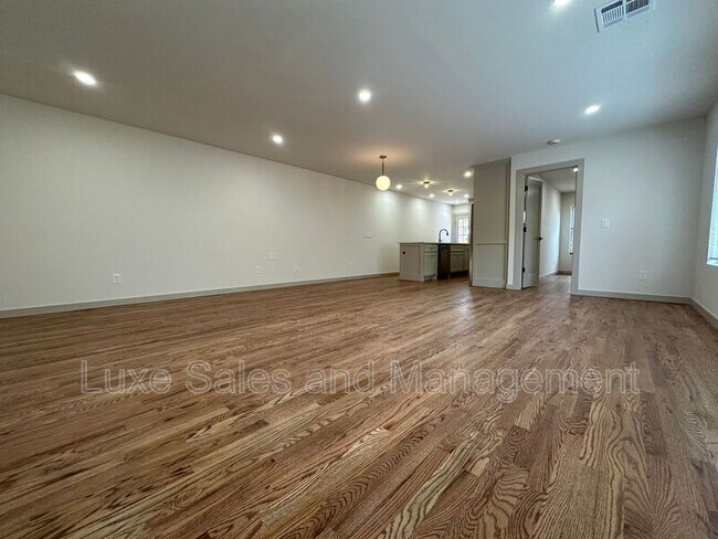 Foto del edificio - 911 NE 16th St