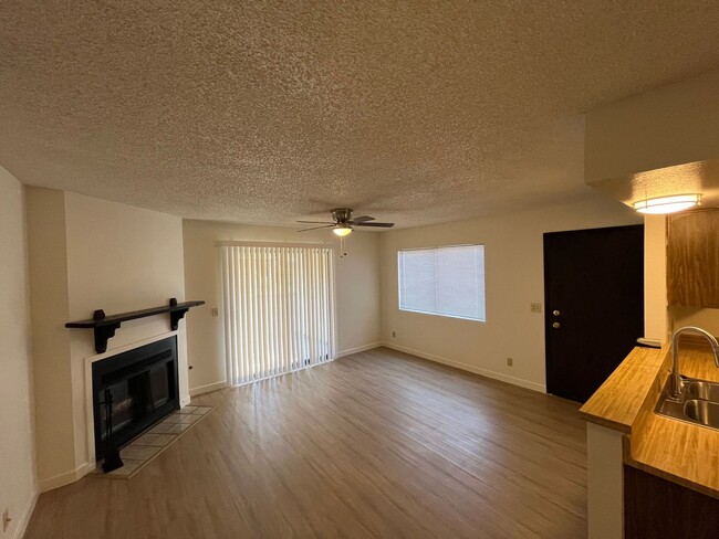 Building Photo - Beautiful 2 Bedrom Unit!