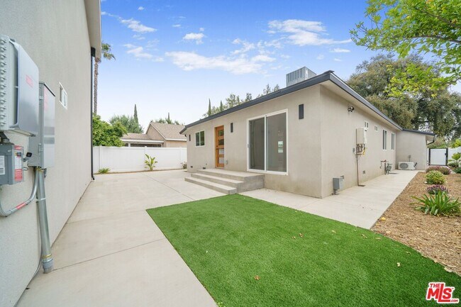 Building Photo - 6835 Yolanda Ave