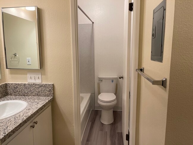 Baño / tocador - 1241 Morse Ave