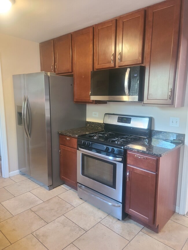 Building Photo - 28 E 14th Pl