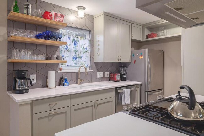 Foto del edificio - 2906 Westhill Dr