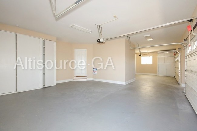 Building Photo - 1052 Lake Pointe