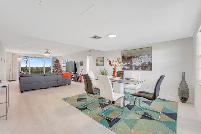 Foto del edificio - 3800 Oaks Clubhouse Dr
