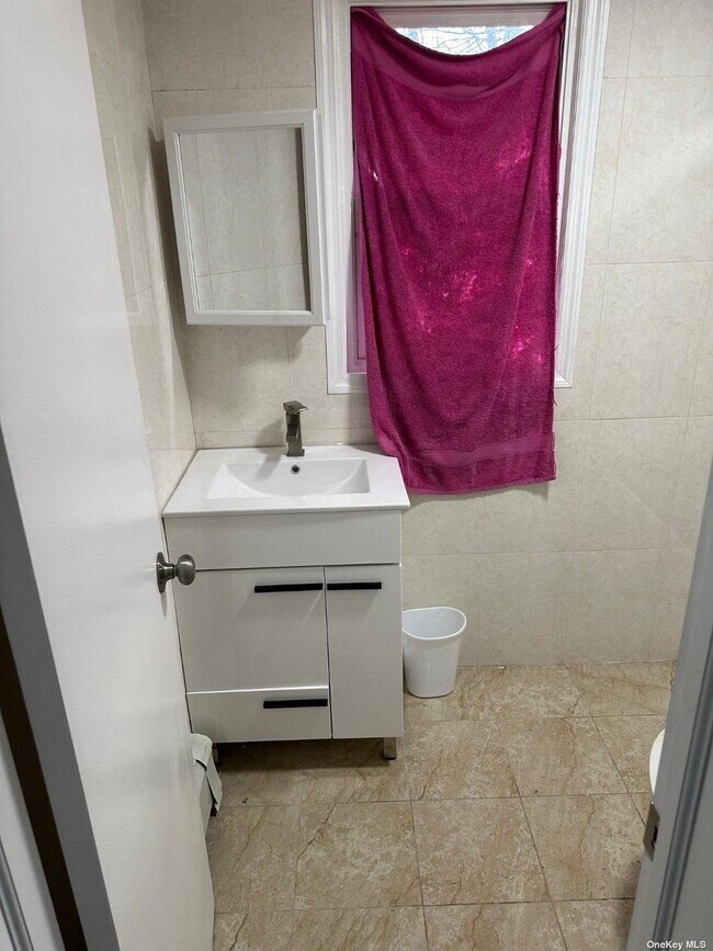 35 Catherine St, East Northport, NY 11731 Room for Rent in East