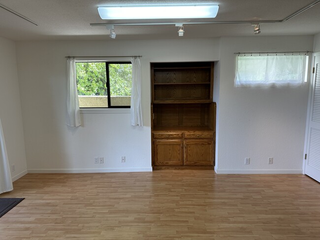 Building Photo - 815 Mirada Dr